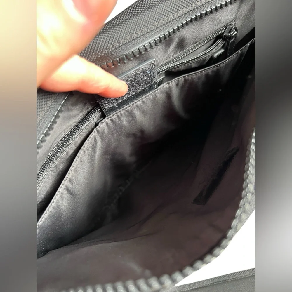 Michael Kors Kent Large Nylon Messenger Bag in Black